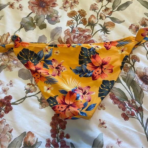 Abercrombie swim suit size XL top L bottom - Picture 3 of 4